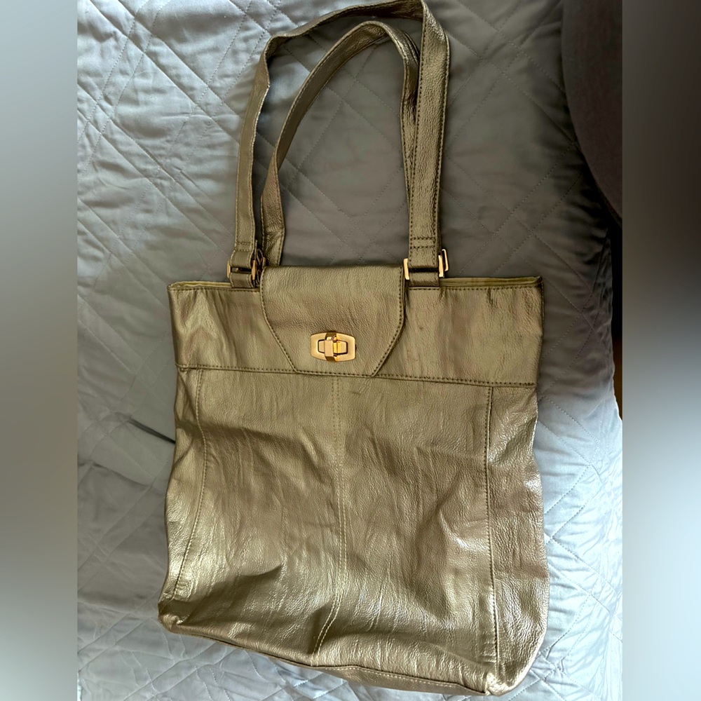 Tote in Gold by mark.